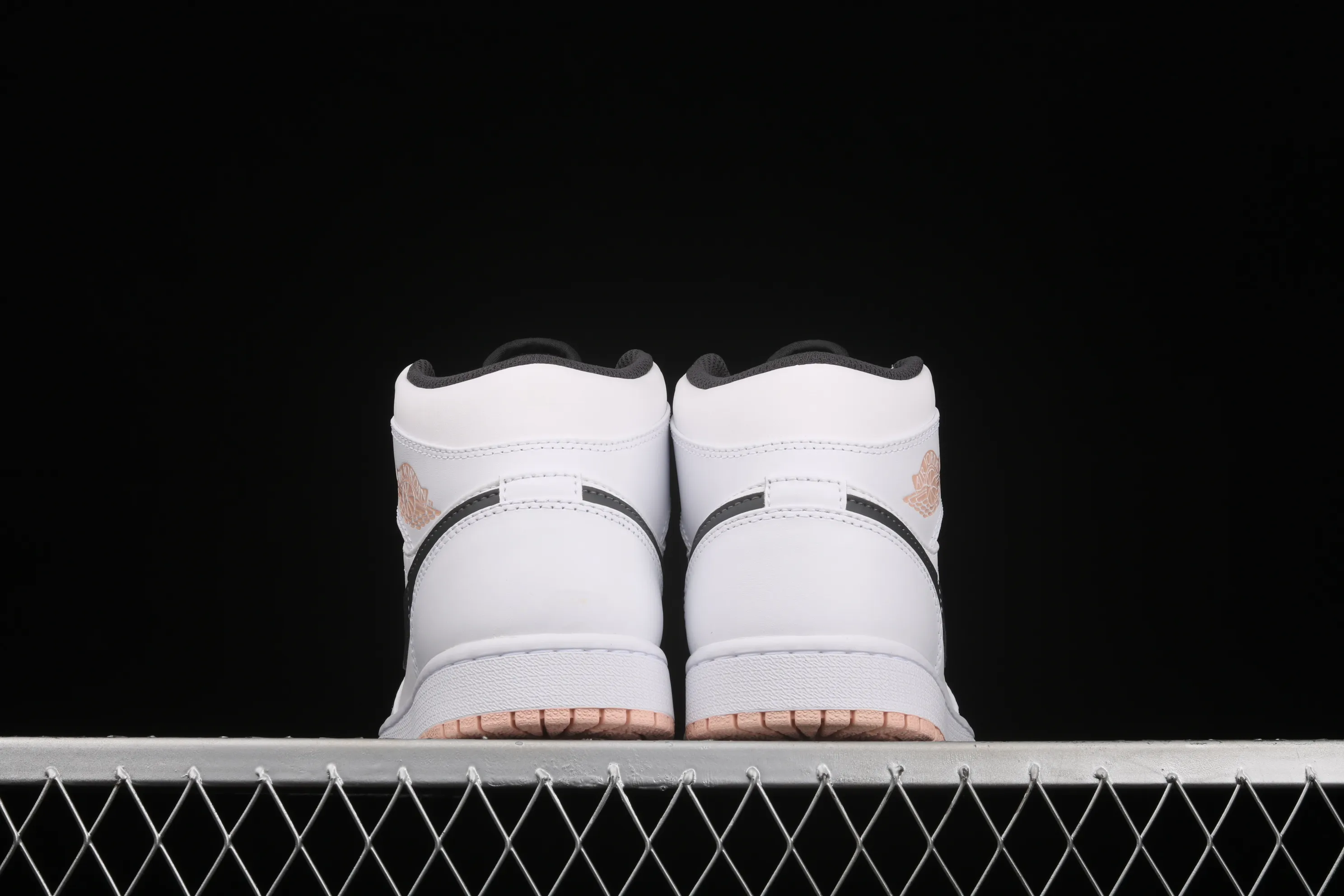 All categories Air Jordan Jordan series basketball shoes Air Jordan 1 Mid Air Jordan 1 Mid AJ1 Joe 1 white and black cherry blossom powder Zhongbang basketball shoes 554725-180